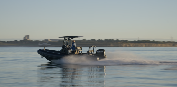 BRIG_Navigator_22__Suzuki_Marine_DF200APX__focus_sur_ce_nouveau_baroudeur_Renaud_Calisis_co-gerant_de_Hica_Boats_presente_le_nouveau_BRIG_Navigator_22_propulse_par_un_moteur_Suzuki_DF200APX. ©