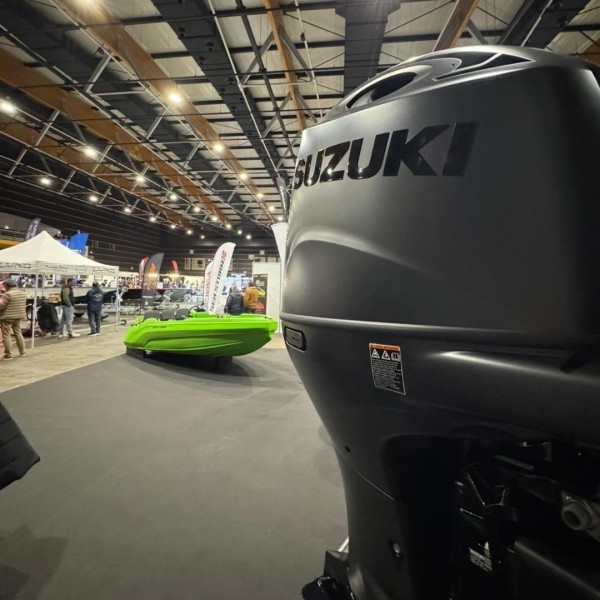 CNPL__Suzuki__tous_au_Carrefour_National_Peche_et_Loisirs_pour_decouvrir_le_pack_SeaStorm_CNPL_suzuki_marine_pack_SeaStorm_stealth_line ©