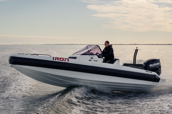 Suzuki_marine_DF200APX_avec_commande_electronique_SPC_et_Iron_boat_647_bateau_hybride_entre_open_et_semi-rigide_.png_Suzuki_marine_DF200APX_avec_commande_electronique_SPC_et_Iron_boat_647_bateau_hybride_entre_open_et_semi-rigide_ ©