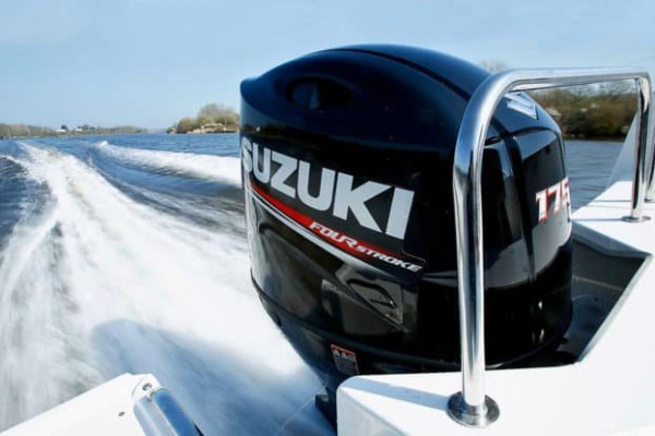 moteur-hors-bord_Suzuki-DF-175AP ©Voile & Moteur