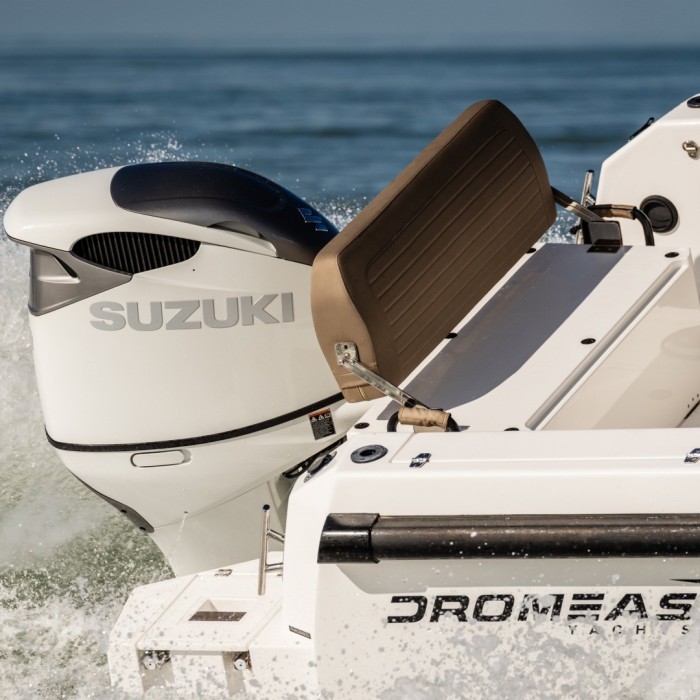 Dromeas_D28_SUV__Suzuki_300_BMDX__pour_des_escapades_dun_jour_comme_les_croisieres_de_cote_Dromeas_D28_SUV__Suzuki_300_BMDX_-_pour_des_escapades_dun_jour_comme_les_croisieres_de_cote_3 ©